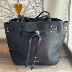 COACH black pebbled leather tote / satchel, magnetic closure, 2 inside pockets